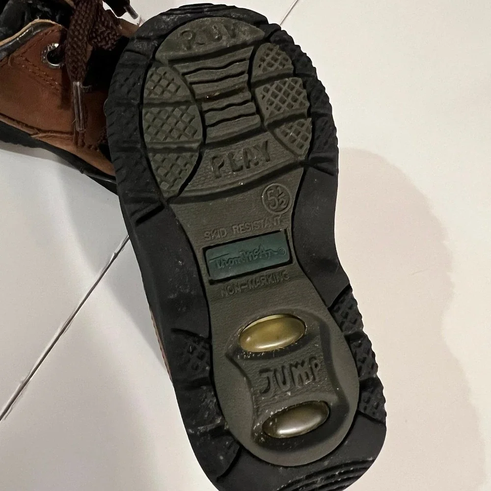Toddler boy size 5.5 wide shoes (s-170)
